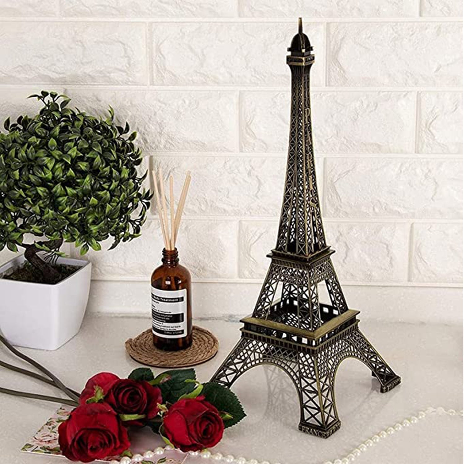 Decorative metal Eiffel Tower piece, ideal for gifting.