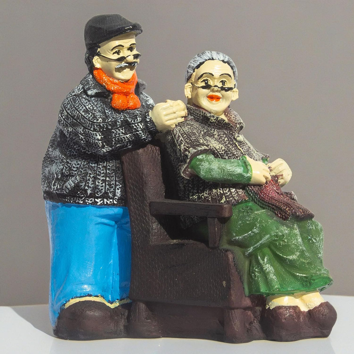 Enduring Companionship Polyresin Elderly Couple Figurine – Nostalgic Heartwarming Home Decor Showpiece for Living Room