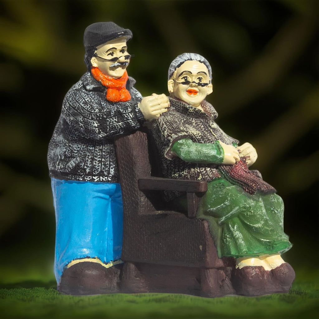 Enduring Companionship Polyresin Elderly Couple Figurine – Nostalgic Heartwarming Home Decor Showpiece for Living Room