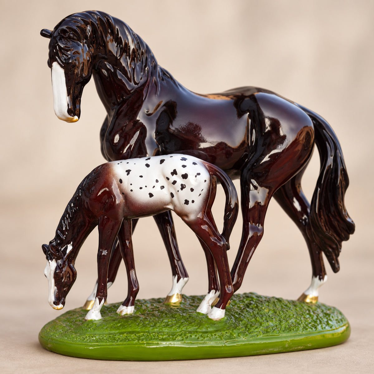 Horse Family Showpiece, Resin Horse and Foal Statue, 10 Inch